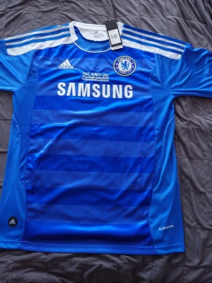 Chelsea hemmatröja 11/12 #11 Drogba - Hej! Säljer nu denna tröja från säsongen 11/12 med Deogba på ryggen. Ifall du undrar över något är det bara att skriva till mig privat!