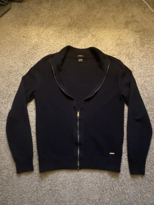 Hugo Boss stickad tröja - Tja, säljer nu min stickade Hugo boss full zip. Den är i bra skick! Säljer nu för att den är lite för liten för mig! Inga direkta defekter och skavanker. Priset kan alltid diskuteras!