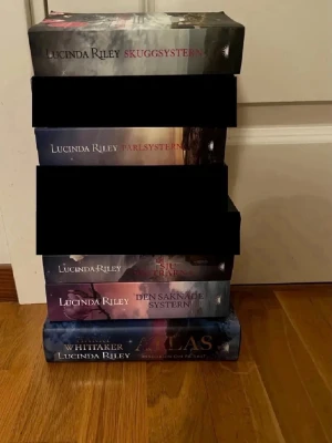 De sju systrarna serien+ Atlas: Historien om På Salt - De sju systrarna-serien av Lucinda Riley, inklusive Atlas: Historien om På Salt. Perfekt för dig som älskar episka berättelser, mysterier och starka karaktärer. Perfekt för unga vuxna samt vuxna. Hela serien kostar 400kr. Styckpris är 65kr. Priset på hela serien kan dock diskuteras‼️