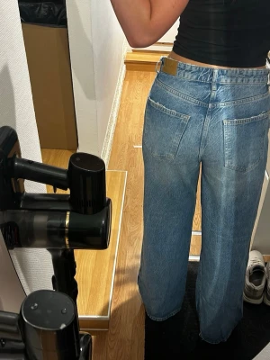 GinaTricot raka jeans - Säljer ett par klassiska ”gina perfect jeans” blå jeans med rak passform och hög midja. Jeansen har fickor, bälteshällor och en ljus tvätt. Materialet är denim i bomull.