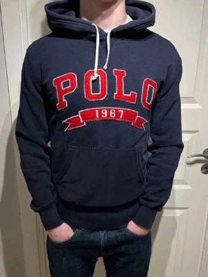 Marinblå hoodie Polo Ralph Lauren - Säljer en riktigt skön polo Ralph Lauren hoodie! | Mycket fint skick finns något mindre tecken på användning man inte märker av! | Storlek S. | Ställ gärna frågor innan du köper!