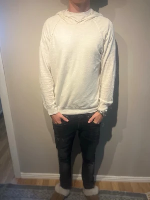 Stickad hoodie ifrån Oscar jacobson - Jag säljer en biege stickad hoodie ifrån oscar jacobson. Modellen är 178cm och väger 65kg. Skicket är mycket bra. Nypris:- 1699kr. Skriv för mer information✨✨