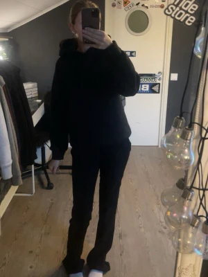 Svart hoodie med tryck - Mysig hoodie med stor huva och dragsnören. Super coolt tryck på ryggen och helt oanvänd 💓