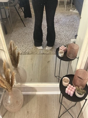Svarta bootcut jeans - Säljer ett par svarta bootcut jeans med låg midja och utsvängda ben. Jeansen har en klassisk glitter ficksmodell och stängs med dragkedja och knapp. Perfekta för dig som gillar en tidlös och trendig look. Pris kan diskuteras 