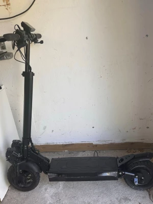 Svart elscooter med stora hjul - Jag säljer en iscooter ix4 som har gått 800 km.       Toppgastighet: 45 km/h                                                      Räckvidd: 40 km                                                          Motor Kraft: 800 watt                                                 Bra skick förutom att den har punka i bakdäcket. Det går enkelt att fixa genom att köpa en ny slang för 100 kr!