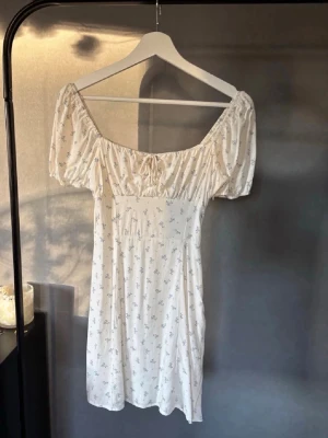 Midsommarklänning - Vit kortklänning med blommor på! Perfekt till midsommar eller en varm sommardag 🥰