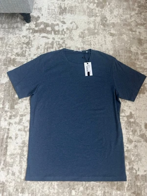 T-shirt från Bläck  - Säljer helt ny blå T-shirt från Bläck. 