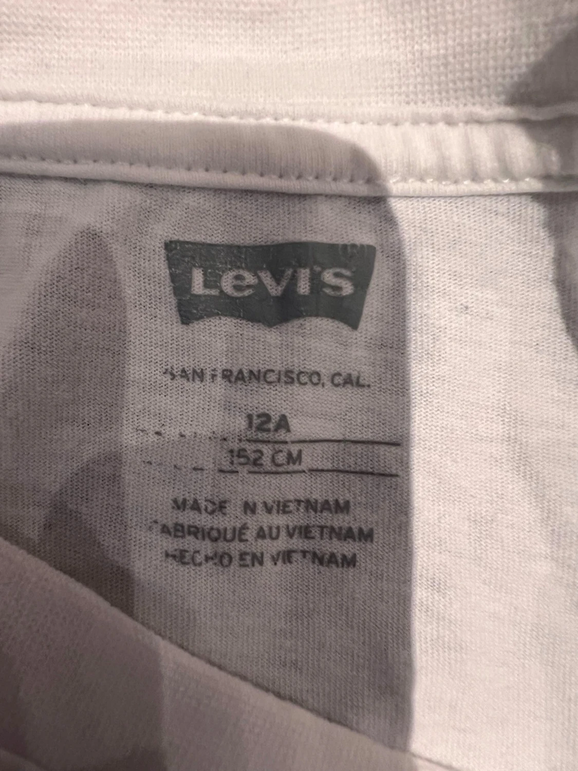 Vit Levi's t-shirt med röd logga - 3