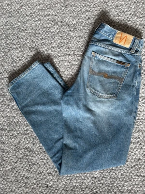 Ljusblå jeans från Nudie Jeans - Tjena! Säljer ett par tvär feta jeans från Nudie i modellen Rad Rufus. Passformen är straight men lite mer åt det lösare hållet. Har ni några funderingar är det bara att skriva! Priset är ej skrivet i sten.