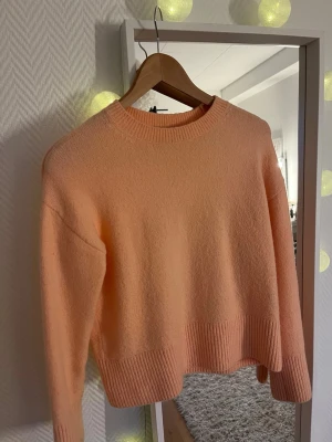 Persikofärgad stickad tröja Stories - Mysig stickad tröja från & Other Stories. Storlek Xs ❤️❤️