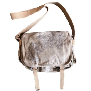 Vintage blommig axelremsväska/ sidoväska/ tygväska, y2k/ cyber/ alt/ 2000tal/ 2000s/ 00tal - Supersnygg olivgrön/ beige axelremsväska med blommor på! Som tagen direkt från 2008!