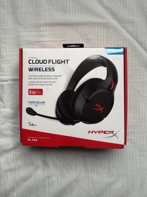 HyperX Cloud Flight Wireless headset - HyperX Cloud Flight Wireless är ett gamingheadset i svart med röda detaljer. Over-ear design med mjuka öronkuddar och avtagbar mikrofon. Trådlös anslutning via 2.4GHz och upp till 30 timmars batteritid. Passar PC och PS4. Perfekt för gaming och långa sessions.