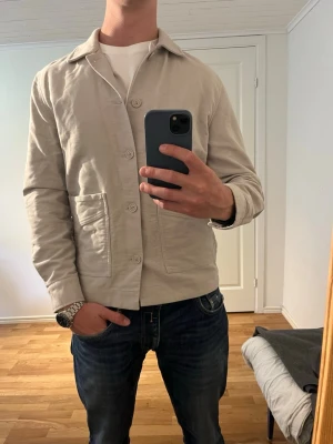 These Glory Days Overshirt  - Säljer denna sjukt snygga Overshirten från These Glory Days⭐️ Färgen är grå och storleken är S✅ Den har inga defekter och skicket är utomordentligt🙌🤝 Sjukt najs passform och passar perfekt till hösten☀️🙌 Tveka inte på att höra av er dig vid minsta fråga eller fundering😊