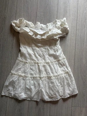 Vit offshoulder kortklänning med volang - Helt ny med lapp på, jätte fin till sommaren💕 Om ni vill ha bild med klänningen på är det bara att skriva❤️