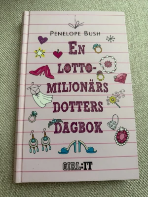 En lottomiljonärs dotters dagbok - En ungdomsroman av Penelope Bush med hårda pärmar i ljusrosa och dekorativa illustrationer av smycken, skor och klänningar på omslaget. Boken handlar om Charlotte vars liv förändras när hennes mamma vinner på lotto. Perfekt för dig som gillar dagboksstil och humor.