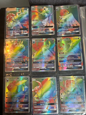 Pokémon GX Full Art samlarkort - Säljer ett ark med 9 stycken Pokémon GX Full Art-kort, bland annat Alolan Ninetales, Gardevoir, Decidueye, Wishiwashi, Toxapex, Lunala, Umbreon, Tauros och Golisopod. Alla korten har en regnbågsskimrande holografisk yta och är på engelska. Perfekt för samlare eller Pokémonfans.