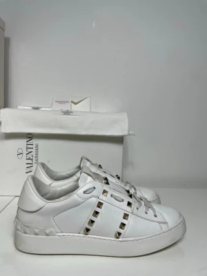 Valentino Rockstud Skor  - Säljer nu dessa Valentino Rockstud Skor med ett nypris på 7 700 kr!, skriv för fler bilder/frågor🙌🏼 