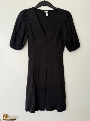 Svart H&M klänning  - Supersöt klänning som behöver ny ägare 🖤. Använd två gånger.