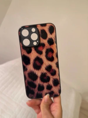 iPhone 14/15 Pro Max skal -  Trendigt skal i leopard som täcker hela mobilen 🥰