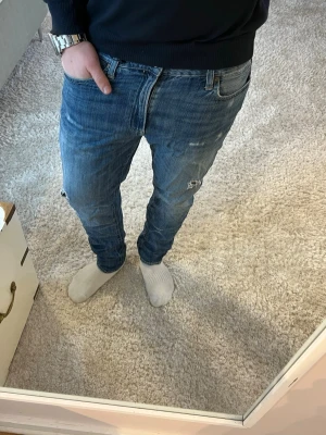 Ralph Lauren jeans - Ralph Lauren Jeans med slitningar och hål | skick 9/10 | Storlek 31 sitter som 31/32 | Pris - 499kr | Modellen är ca 179cm lång | Hör av dig vid minsta fråga eller fundering!!