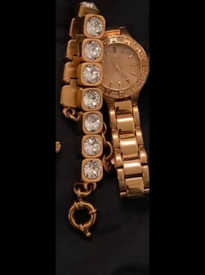 Guldig klocka med länkarmband - Snygg guldig klocka från Geneva med länkarmband och glittrande stenar runt urtavlan. Klockan har en klassisk rund form och stilren design som ger en lyxig känsla. Perfekt accessoar för att lyfta din outfit.