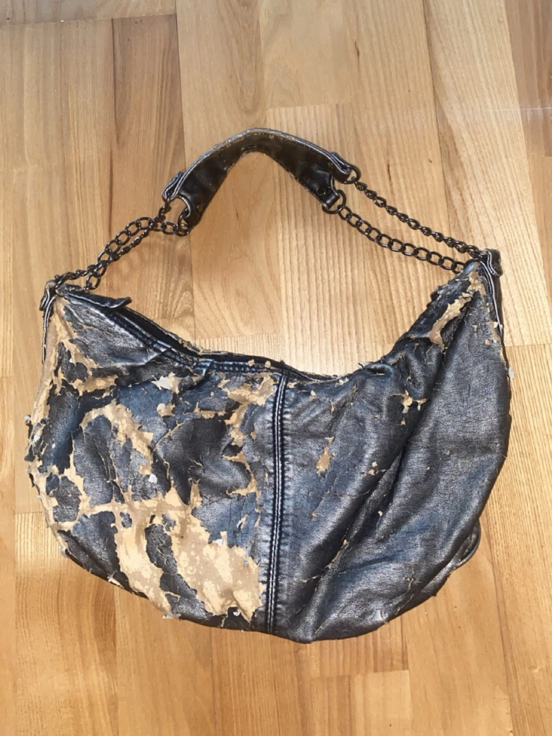 Silvrig axelremsväska med kedja - 1