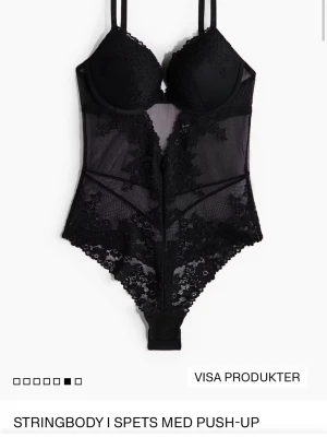 Spetsbody från hm - Slutsåld populär spetsbody från hm med string. Släjer min då den ej kommit till användning. Storleken är 80B. 