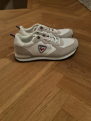 Vita och beigea Rossignol sneakers - Snygga vita och beigea sneakers från Rossignol. Helt nya och oanvända i storlek 41.5!🙌