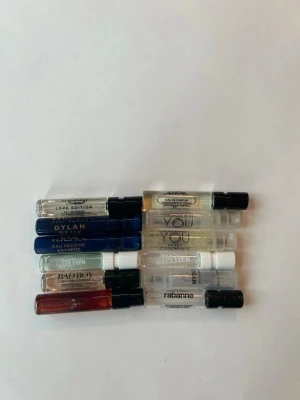 Mixade parfymprover från kända märken 3 ml - 11 st parfymprover från olika kända märken som Versace, Jean Paul Gaultier, Carolina Herrera, gucci , Tom Ford, stronger with youoch Paco Rabanne. Proverna kommer i små glasflaskor med sprayfunktion och varierar i färg från klar till blå och röd. Perfekt för att testa nya dofter.