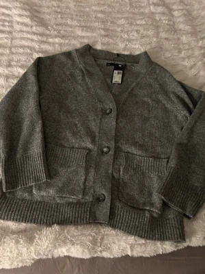 Grå kofta från Lager 157, modell Sabrina - Grå kofta från Lager 157, modell Sabrina. Helt ny och aldrig använd med lappen kvar. 