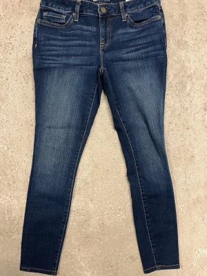 Tommy Hilfiger Skinny 4 - Som nya! - Ett par mörkblå jeans med smal passform. Storlek Skinny 4, motsvara W27