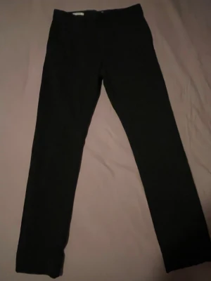 Svarta jeans från Jack & Jones - Säljer ett par svarta jeans från Jack & Jones. Klassisk rak passform och enkel design utan slitningar eller dekorationer. Perfekta till en clean och stilren look. Materialet är troligtvis bomull med stretch för extra komfort.