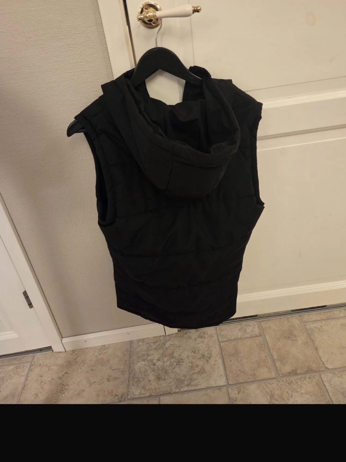 Svart dunväst med huva - 1