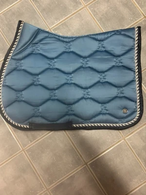 Schabrak - Strl cob! Superfint ps of sweden schabrak. Inga tecken på användning utöver pälsen på insidan. Kan tvättas men då tillkommer kostnad. Denna färgen har slutat säljas så passa på! Nypris ligger på 800-900kr. Vid frågor kom privat!