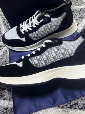 Dior B25  - Tvär heta diors som passar perfekt i alla årstider. Nästan ny skick endast använt inomhus. 