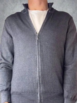 Gran sasso zip tröja  - Zip tröja från gran sosso | skick: 8,5 | färg:grå | storlek xs | nypris ca 3500 | skriv vid frågor | mvh  