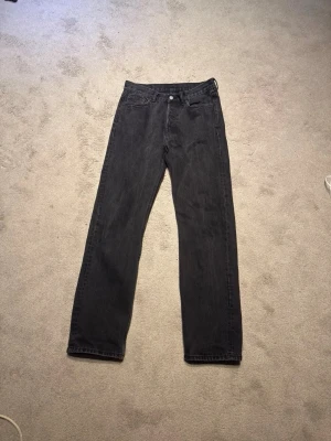 Svarta raka jeans - Säljer ett par svarta jeans med rak passform. W 27 L 32