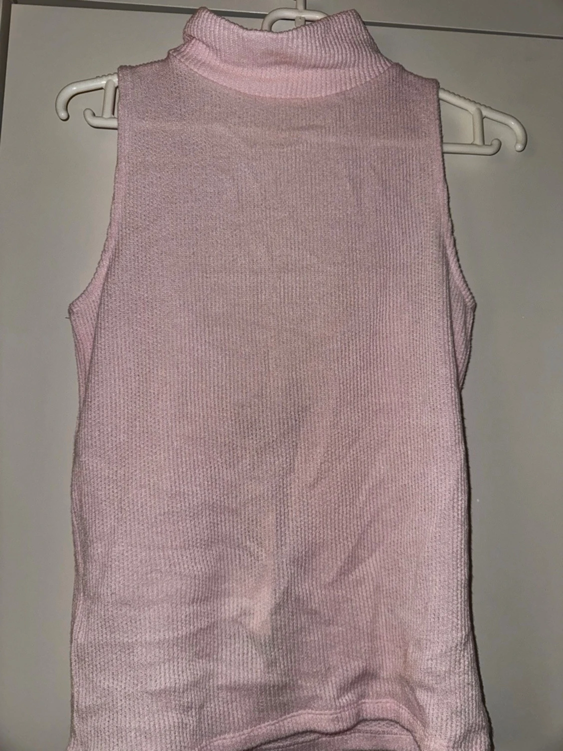 Ljusrosa ribbad polotopp från bikbok