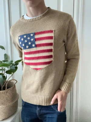 Gant usa tröja  - Gant usa tröja stickad , inga defekter. Riktigt skön passform som passar bra på modelllen som är 180 cm 75 kg. Storlek M, kom med frågor! 🔥