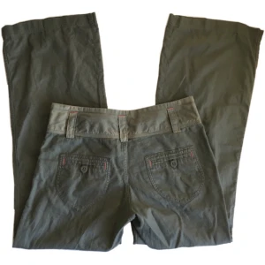 Vintage lowwaist bootcut cargobyxor/ tygbyxor, y2k/ cyber/ alt/ 2000s - Supercoola olivgröna lågmidjade tygbyxor! Midjemått 81,5cm, Grenhöjd 24cm, Innerbenslängd 76,5cm, Benöppning rakt över 28,5cm