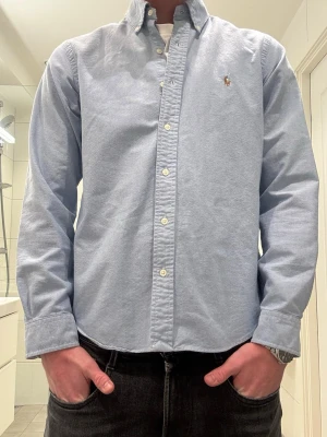 Ralph lauren skjorta  - Ralph lauren skjorta | pris 349 kr | strl M | skick 9/10 | modellen är 181 cm lång | 🚚 skickar samma dag du köper | skriv vid den minsta lilla fundering! 