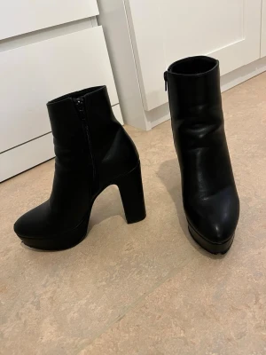 Klackskor från Anna Field - Super läckra klackar från Anna Field, slutade användas tyvärr därför säljer jag dom. Klacken är 10-11cm,  dom är bekväma och stabila att gå i!(om man kan gå i långa klackar)❗️OBS❗️se sista bild, finns defekt på ena skon!