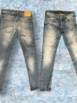 Blåa jeans från Jack and Jones  - Riktigt snygga grish jeans med lite slitningar.  Storlek 29,32. Bara att höra av sig vid frågor! (Pris kan diskuteras)