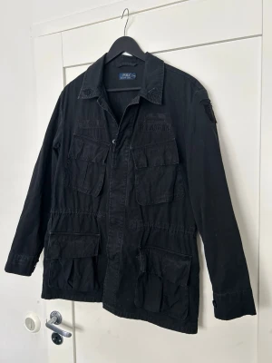 Ralph lauren field jacket - Ralph lauren overshirt/fieldjacket i fint skick! Saknas däremot en knapp, men som ni ser på bilderna är det inget som syns eller märks. Storlek S passar även M. Hör av dig vid frågor!