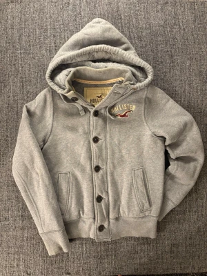 Hollister cardigan - sällsynt  - Säljer nu denna eftertraktade hollister cardigan. Skick 9/10, sjukt snygg och passar till allt. Modellen produceras ej längre och är därav väldigt eftertraktad. Kan även gå ner i pris vid snabb affär! 