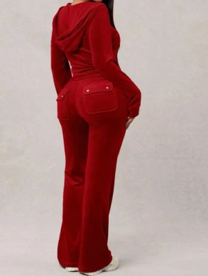 Röda juicy couture byxor - Snygga röda mjukisbyxor i mjukt material med breda ben och stora fickor bak. Byxorna har en relaxed passform och är perfekta för en chill och avslappnad stil. Matcha med hoodie för en komplett look. Skriv om ni vill has fler bilder!