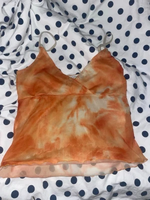 Orange sommar topp - Skit snygg sommar topp. Snygg neck line med ass snyggt mönster. Lätt och skön. Säljer eftersom den inte är min still💕