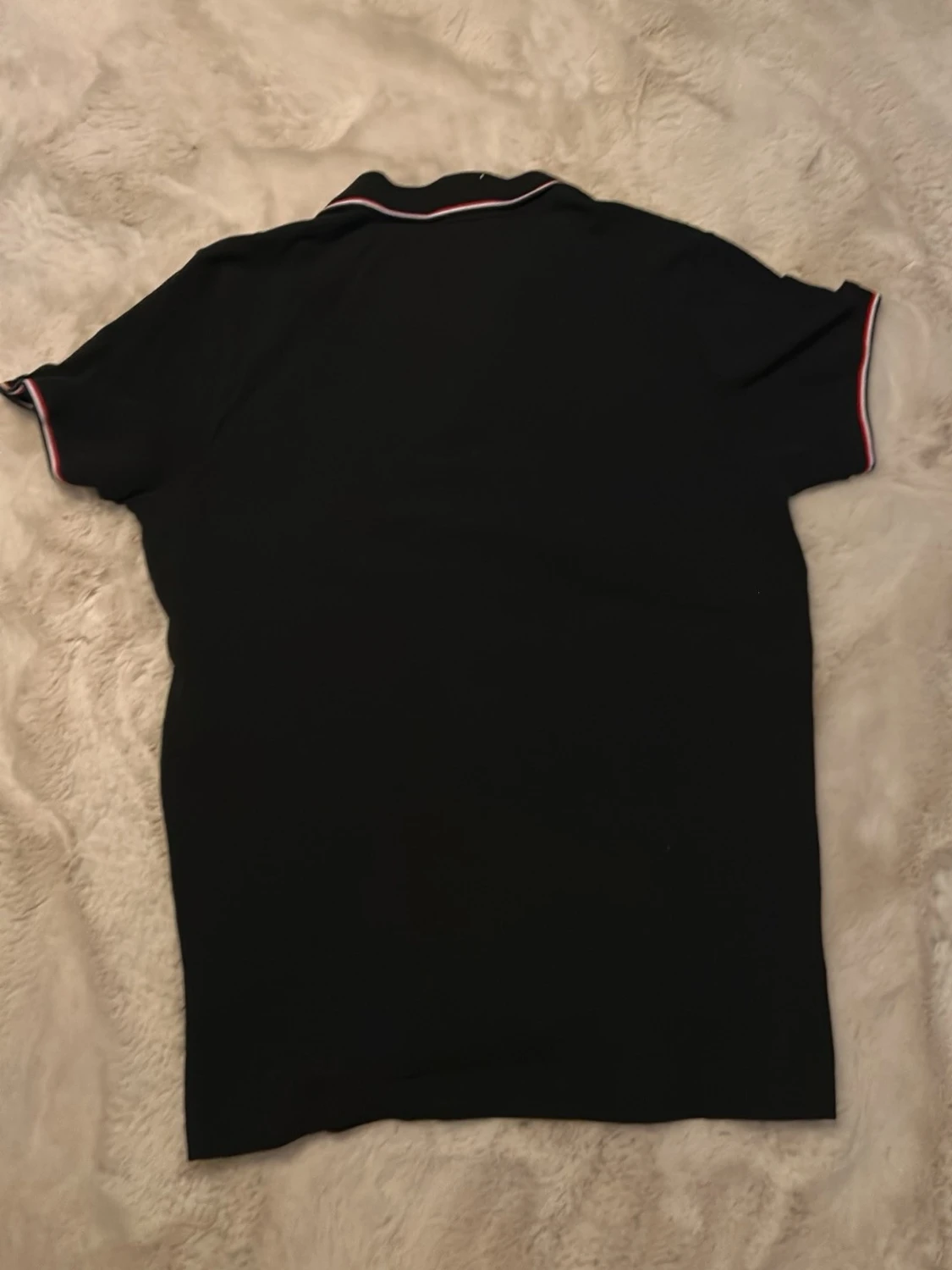 Riktigt snygg Svart pikétröja med rödvit kant - 5