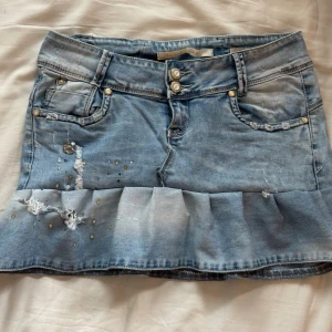 kjol med detaljer - Midjemått rakt över ca 37 cm, skriv vid frågor💕