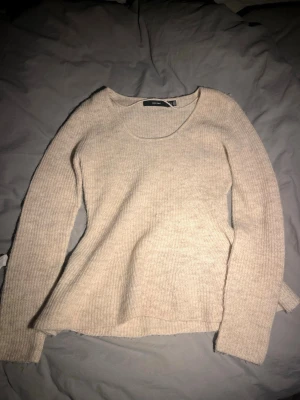 stickad tröja - Mysig beige stickad tröja från Vero Moda med rund halsringning och långa ärmar. Tröjan har en ribbstickad struktur och är perfekt för lager-på-lager-stil. Enkel och stilren design som passar till det mesta.🫰🏽
